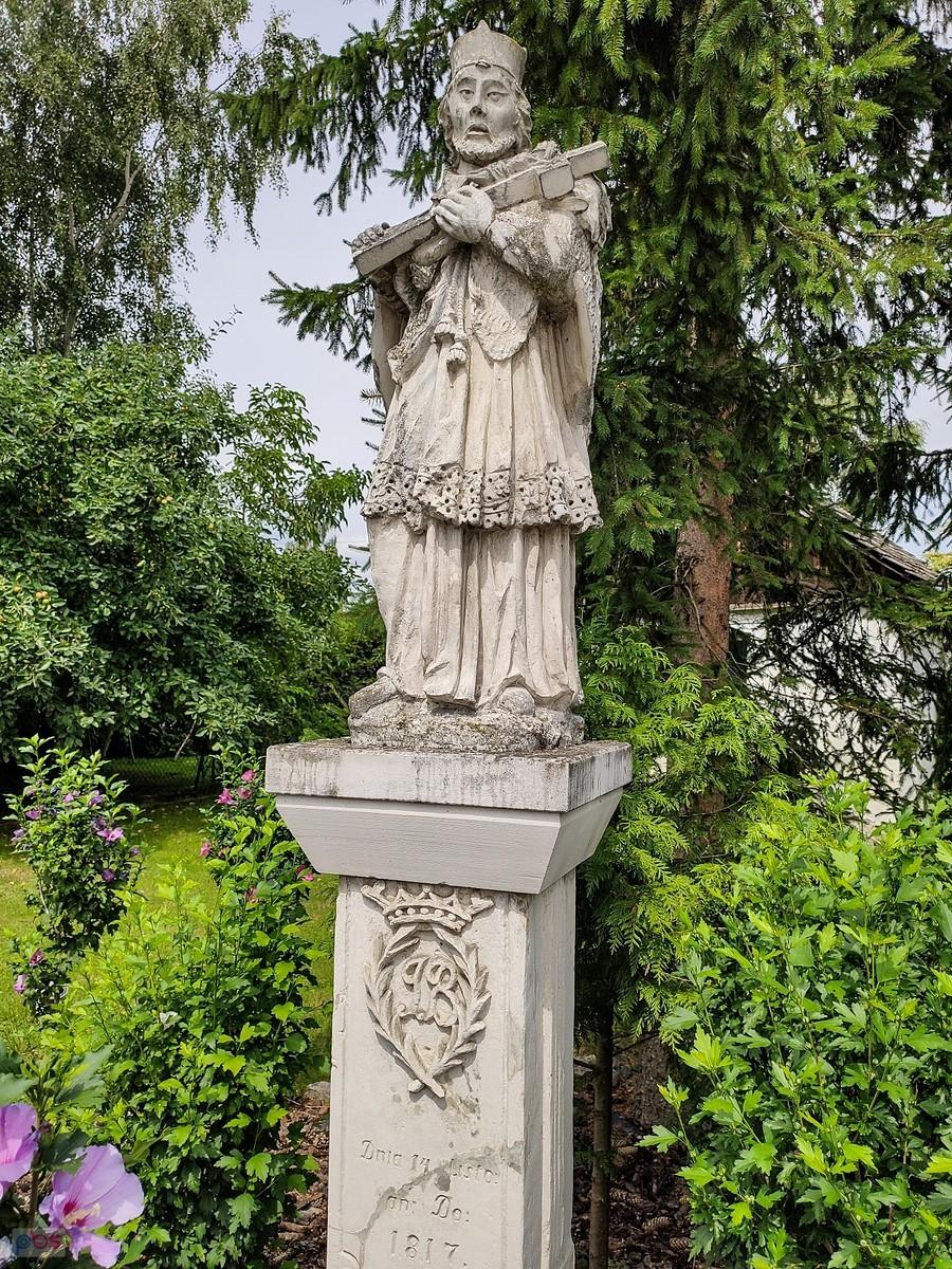 Figura Nepomucena przy kościele w Nowym Korczynie