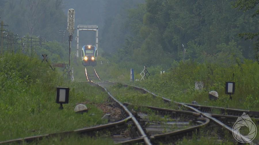 regionalny szynobus do Lublina wpycha się na 'peron' w Starej Grobli