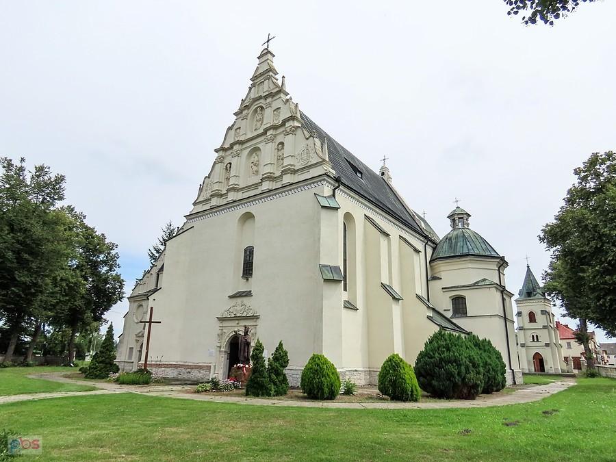 Dekorowana rzeźbami fasada frontowa kościoła Świętej Trójcy w Nowym Korczynie