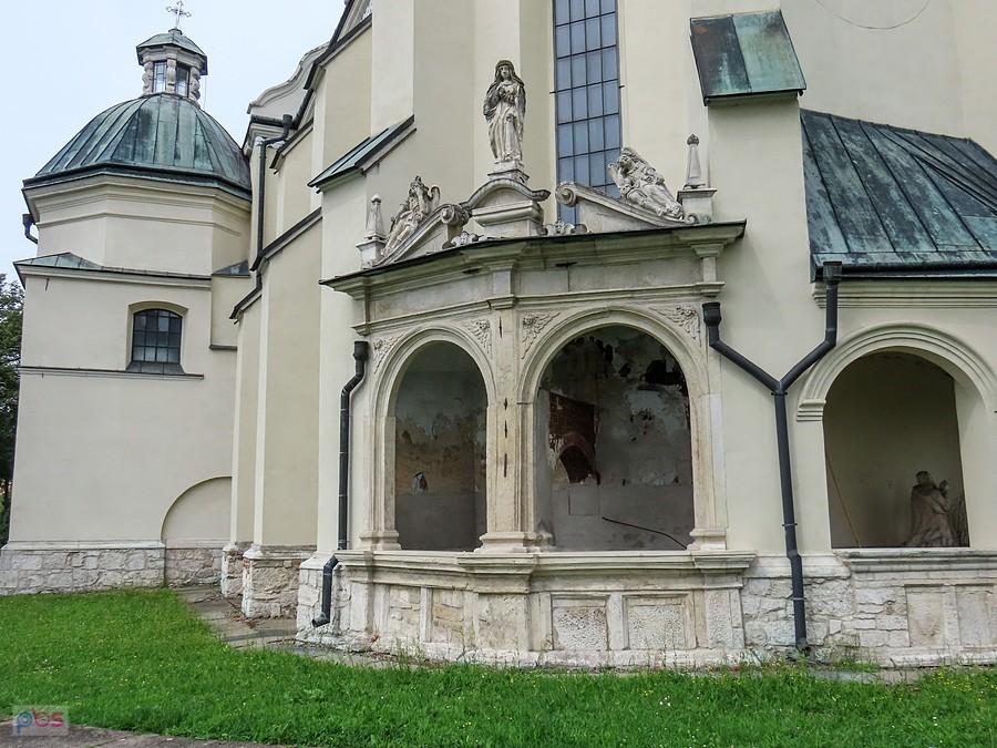 Od strony prezbiterium znajdują się arkadowe kaplice