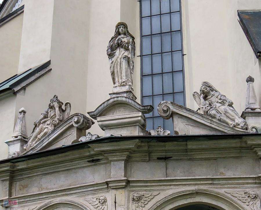 Zdobienia zewnętrznych kaplic kościoła Świętej Trójcy w Nowym Korczynie