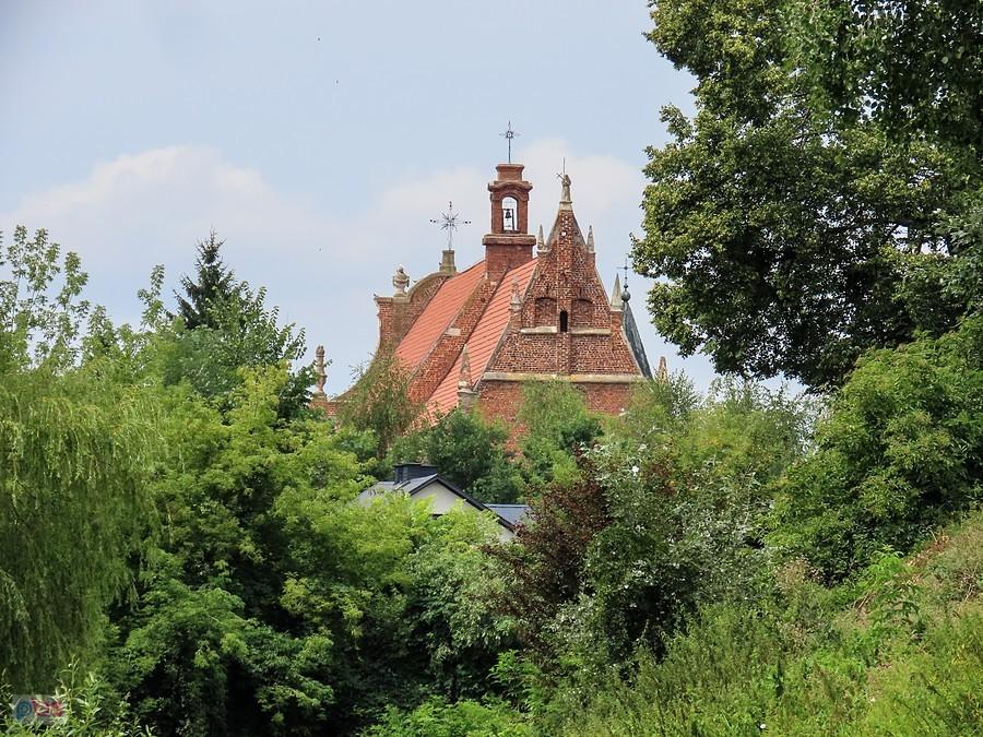 Dachy kościoła św. Stanisława - widok z plaży nad Nidą