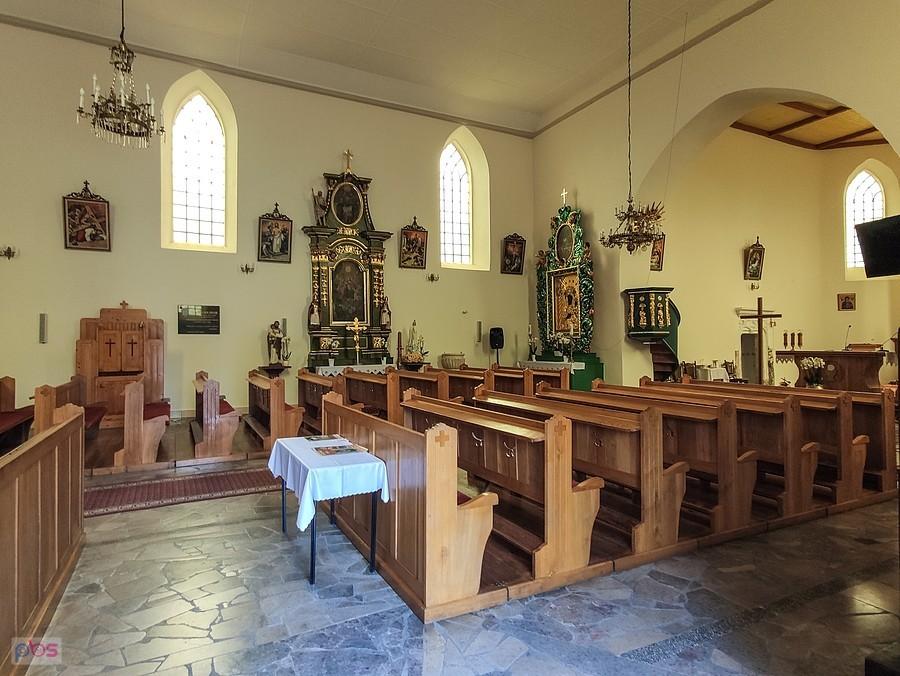 Kościół w Piasku Wielkim - widok przez zakratowane boczne wejście