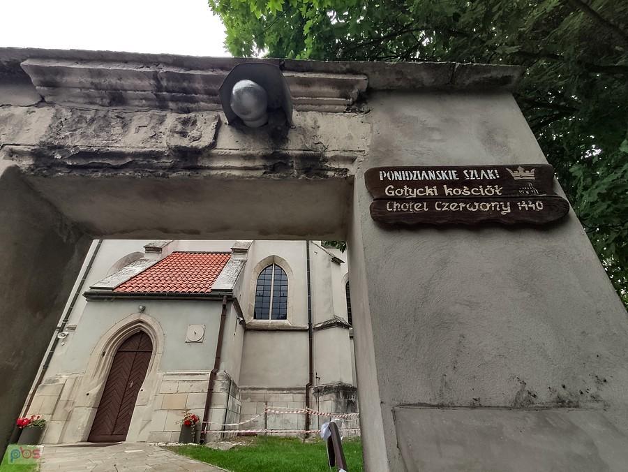 Dojechałem do kościoła w Chotlu Czerwonym