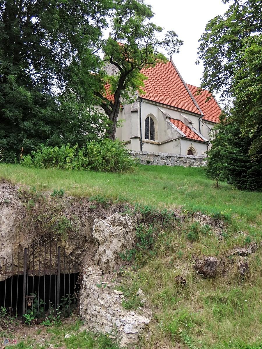 Pod kościołem znajduje się grota w której można oglądać kryształy selenitu