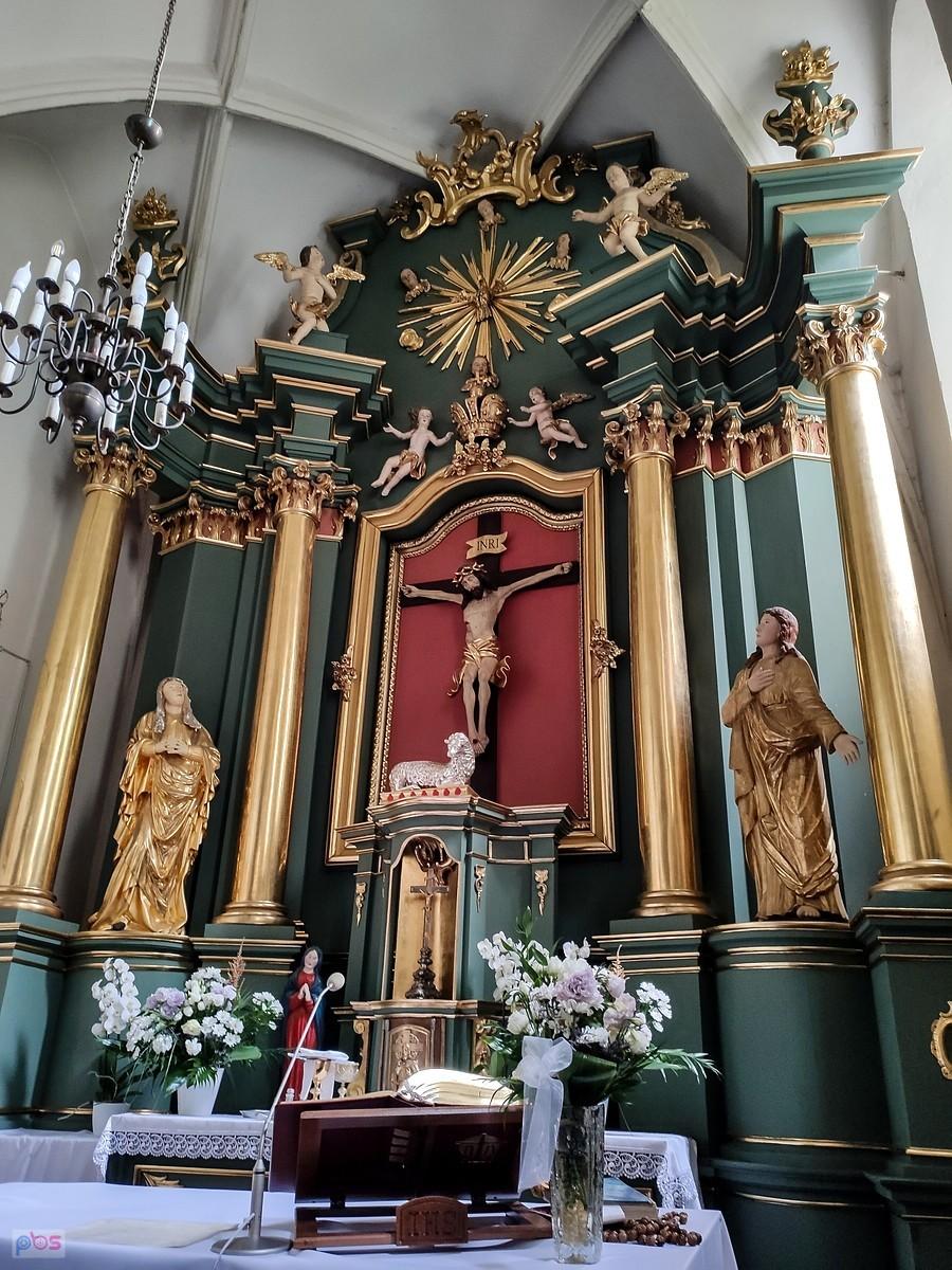 Ołtarz główny kościoła w Chotlu Czerwonym