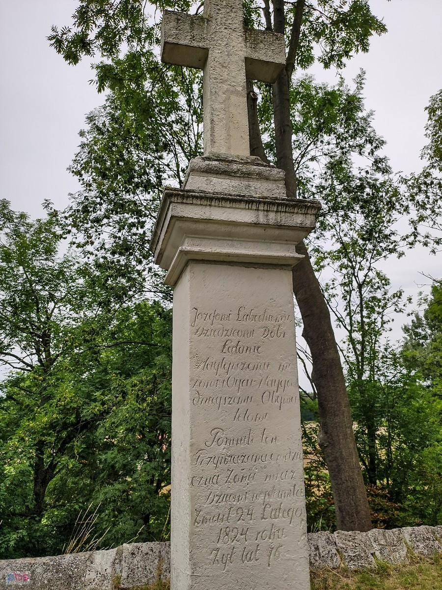 Pomnik nagrobny dziedzica dóbr Łatanic