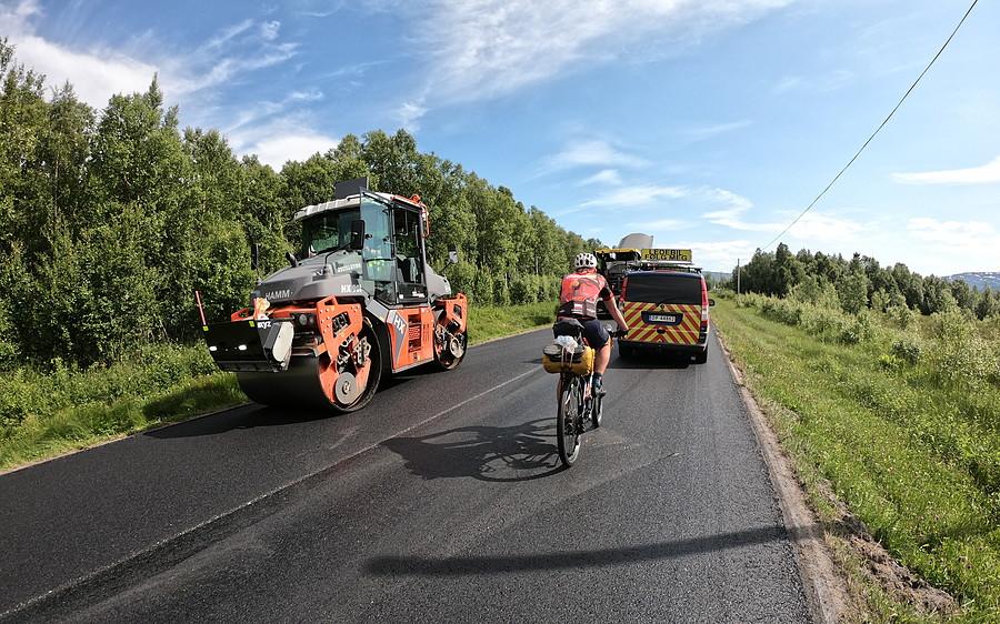 A tu, na remontowamym odcinku dostaliśmy nawet eskortę - fajna sprawa :)