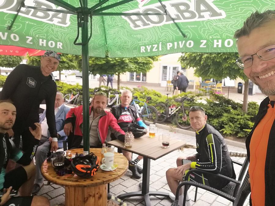 Grupa rowerzystów na przerwie
