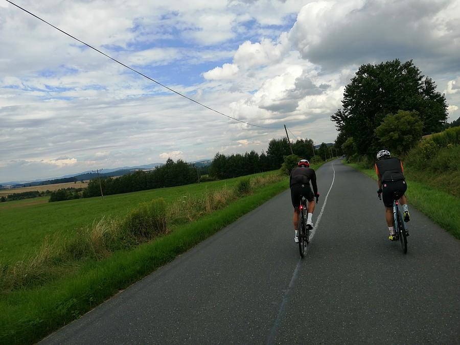 Dwóch rowerzystów na wiejskiej drodze