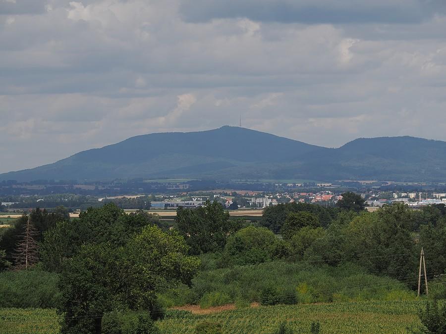 Widok na Ślężę (718 m.n.p.m), widzianą z Jeziora Bielawskiego.