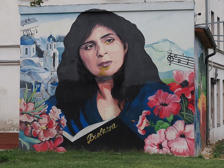 Mural urodzonej w Bielawie, piosenkarki Eleni.