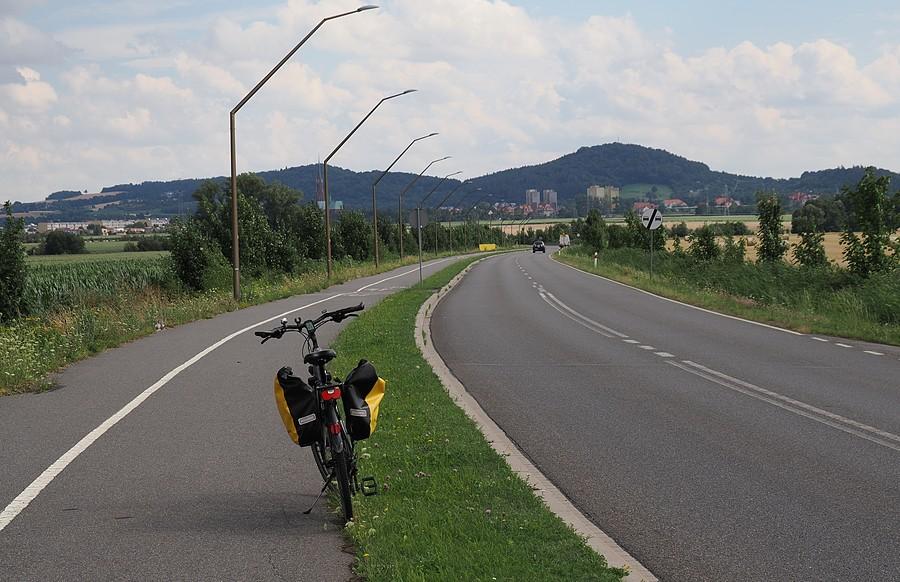 Ścieżka rowerowa Pieszyce - Bielawa, moje rodzinne miasto w tle.