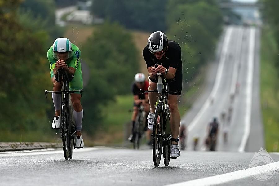 Arek hopkuje hopkę podczas IM 70.3 Kraków