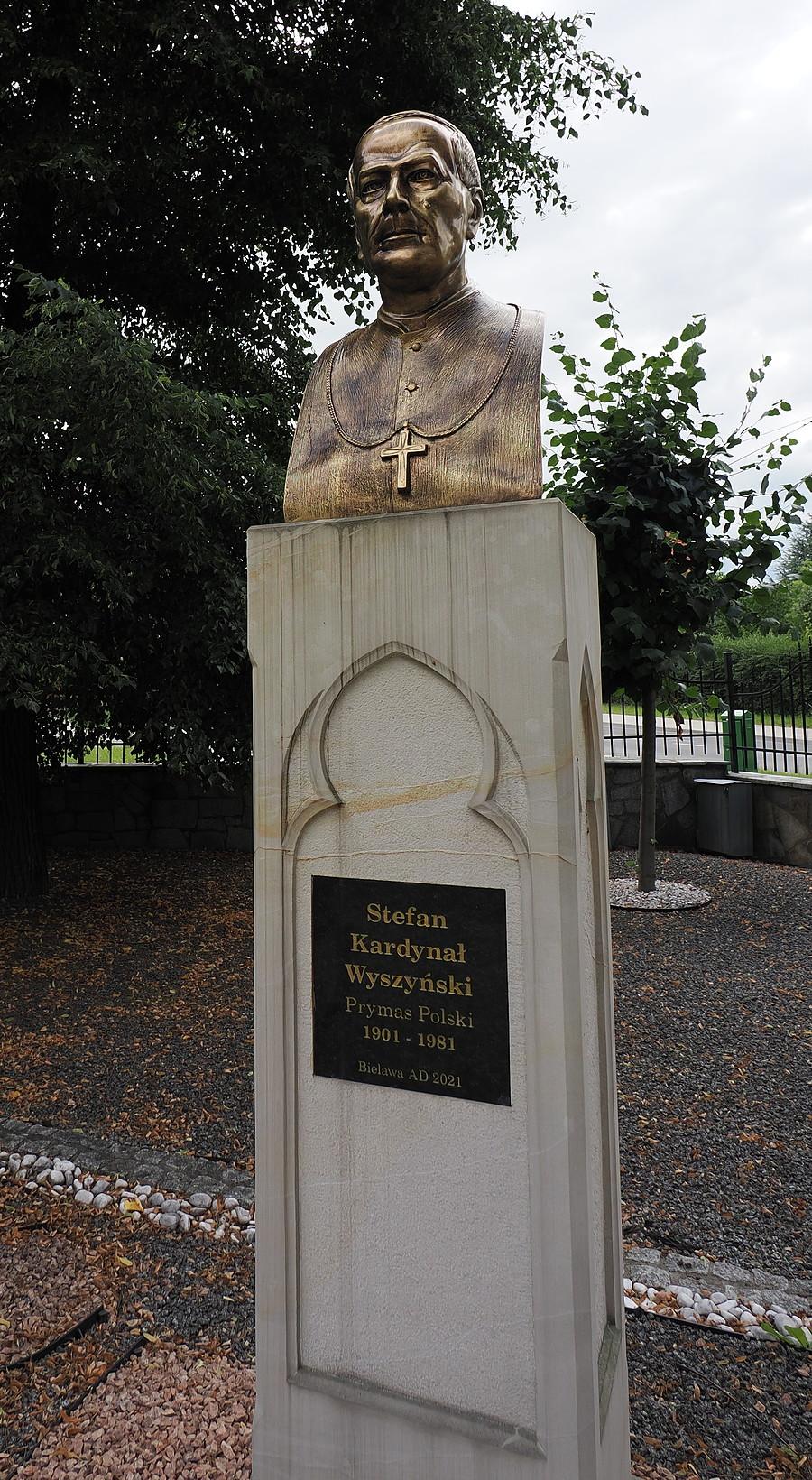 Popiersie Kardynała Wyszyńskiego w Bielawie
