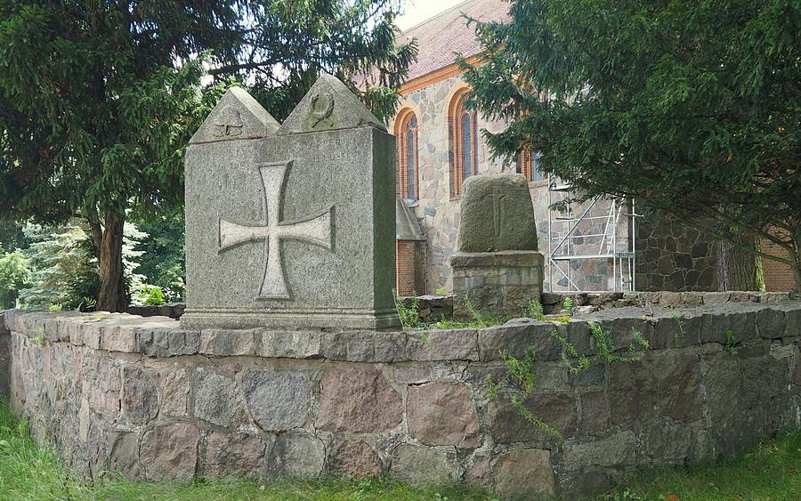 Wielowieś , kriegerdenkmal i średniowieczny krzyż pokutny