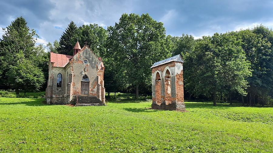 Kaplica grobowa w Wołodzi.