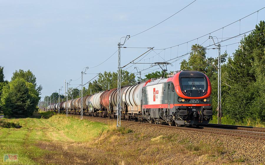 Szlak: podg. Wyczerpy - Częstochowa, linia D29-1. Gama 111Ed-108 mija dzielnicę Wyczerpy-Aniołów, kierując się na południe.