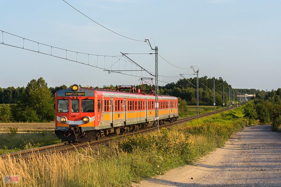Szlak: Rząsawa - Cykarzew, linia D29-146. EN57-1402 jako poc. Regio 44256/7 relacji: Częstochowa - Chorzew Siemkowice mija Lubojenkę.