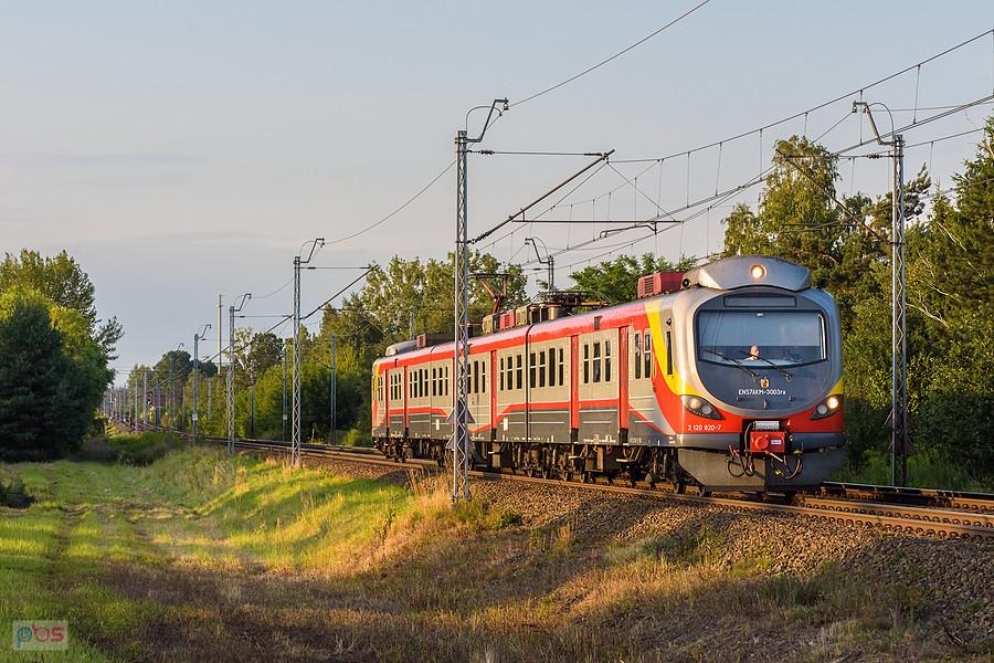 Szlak: podg. Wyczerpy - Częstochowa, linia D29-1. EN57AKM-3003 jako poc. Regio 14225 relacji: Łódź Fabryczna - Częstochowa mija dzielnicę Wyczerpy-Aniołów.