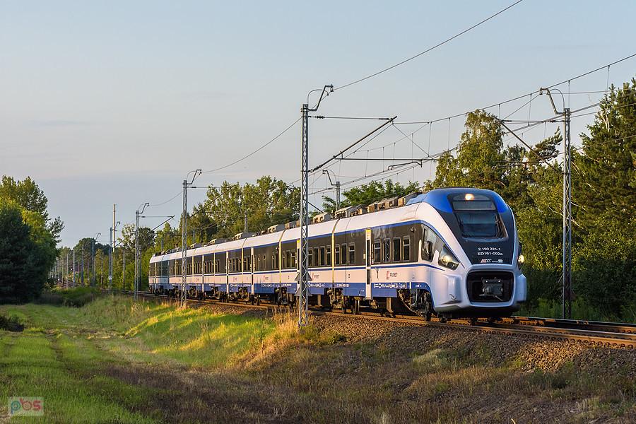 Szlak: podg. Wyczerpy - Częstochowa, linia D29-1. Dart ED161-002 jako poc. IC 1632 "Łużyce" relacji: Warszawa Wschodnia - Zgorzelec mija dzielnicę Wyczerpy-Aniołów.