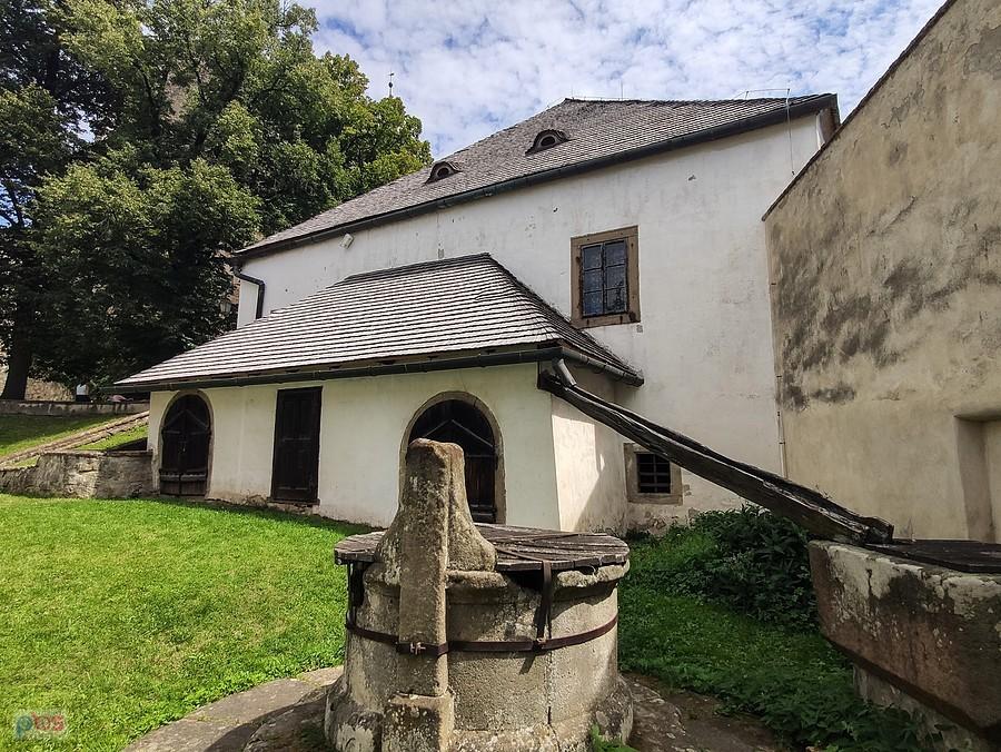 Studnia zaopatrująca ogródek