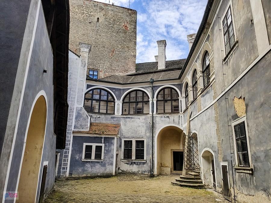 Wewnętrzny dziedziniec to stylowy galimatias