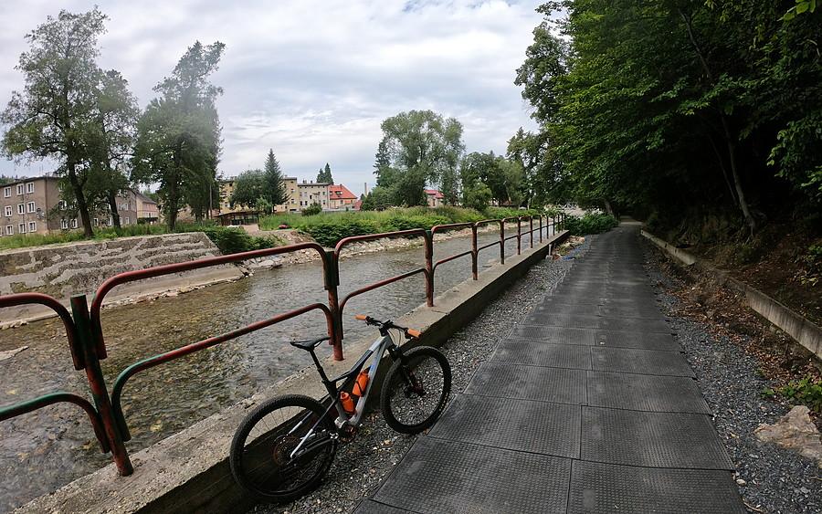 Alejka przy Białej Gluchołaskiej ma tymczasowo takie gumowe płyty