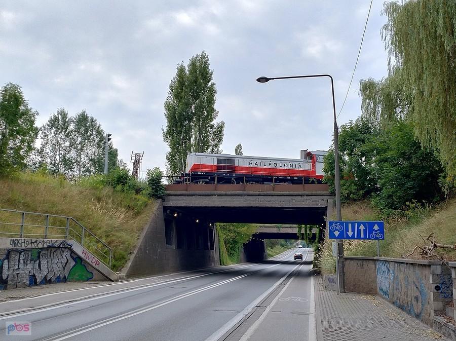 Lokomotywa na wiadukcie
