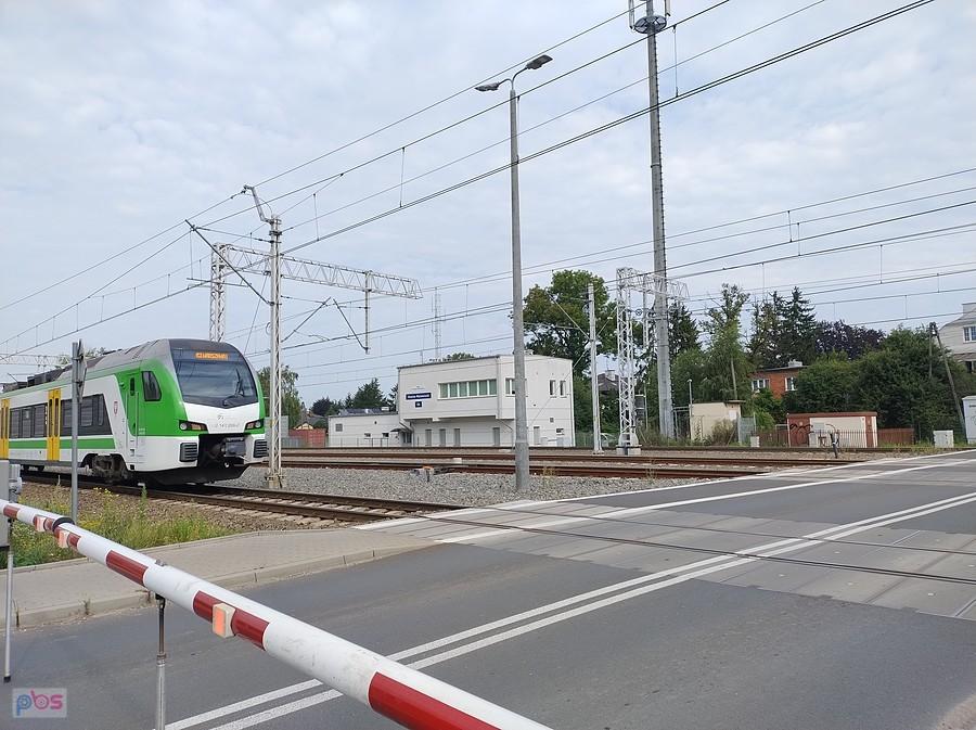 Pociąg wjeżdża na przejazd w Ożarowie