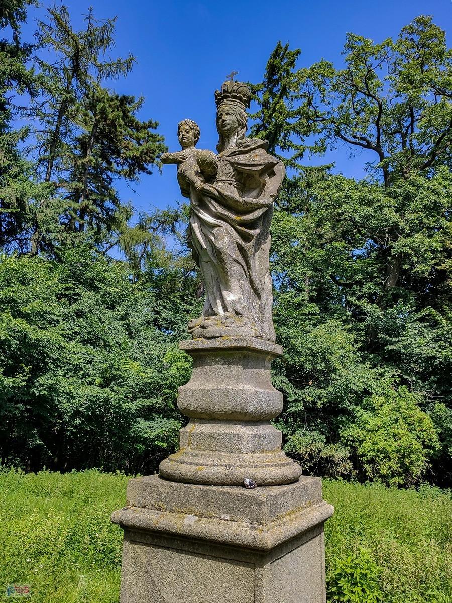 NMP z dzieciątkiem przy kaplicy św. Barbary