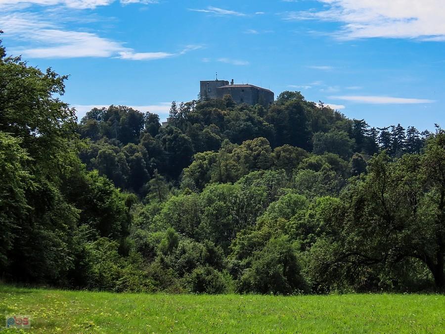 Widok z przeł. pod św. Barbarą na zamek Buchlov