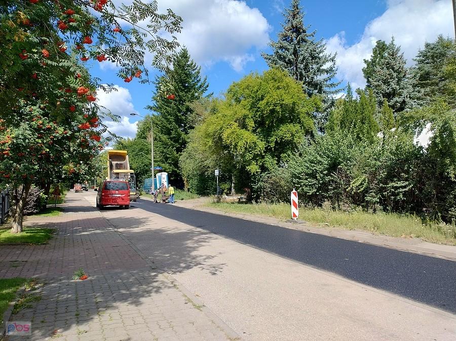 Nowy asfalt na ulicy Spychowskiej na Grotach