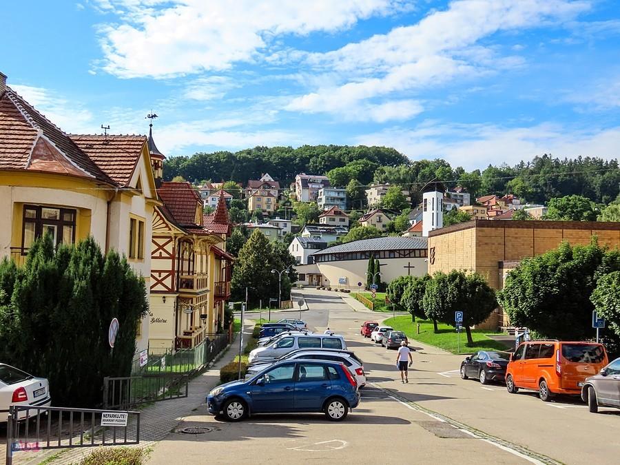 Luhačovice - widok na kościół św. Rodziny i budynek Muzeum Luhačovického Zálesí