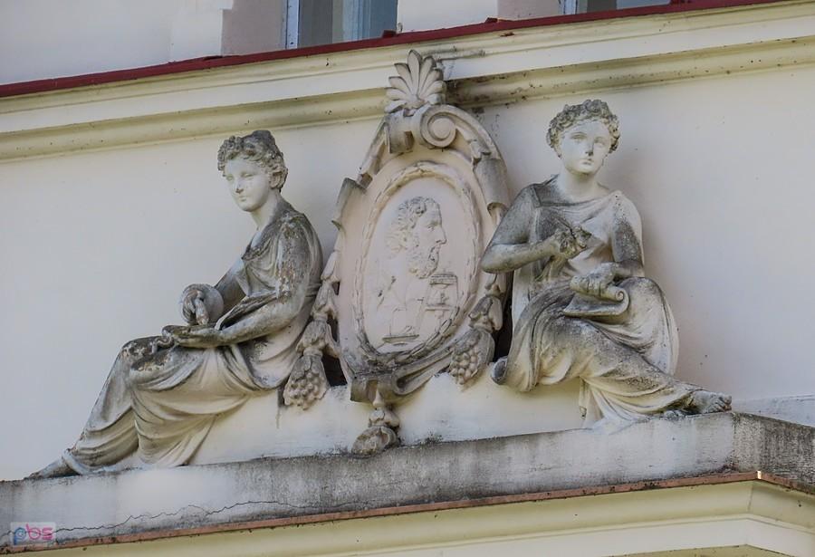 Rzeźby z frontowej fasady willi Lékárna