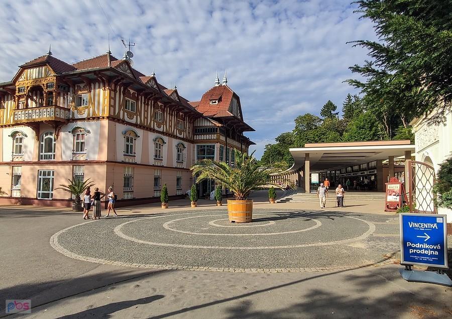 Luhačovice - Jurkovičův dům i początek kolumnady