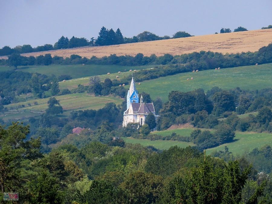 Kościół w Stříbrnicach widoczny z kościoła w Boršicach