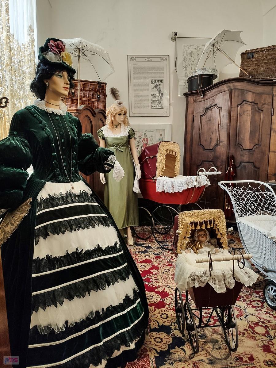 W zamku w Miloticach można wypożyczyć stroje z epoki i pospacerować sobie w nich po zamku i parku