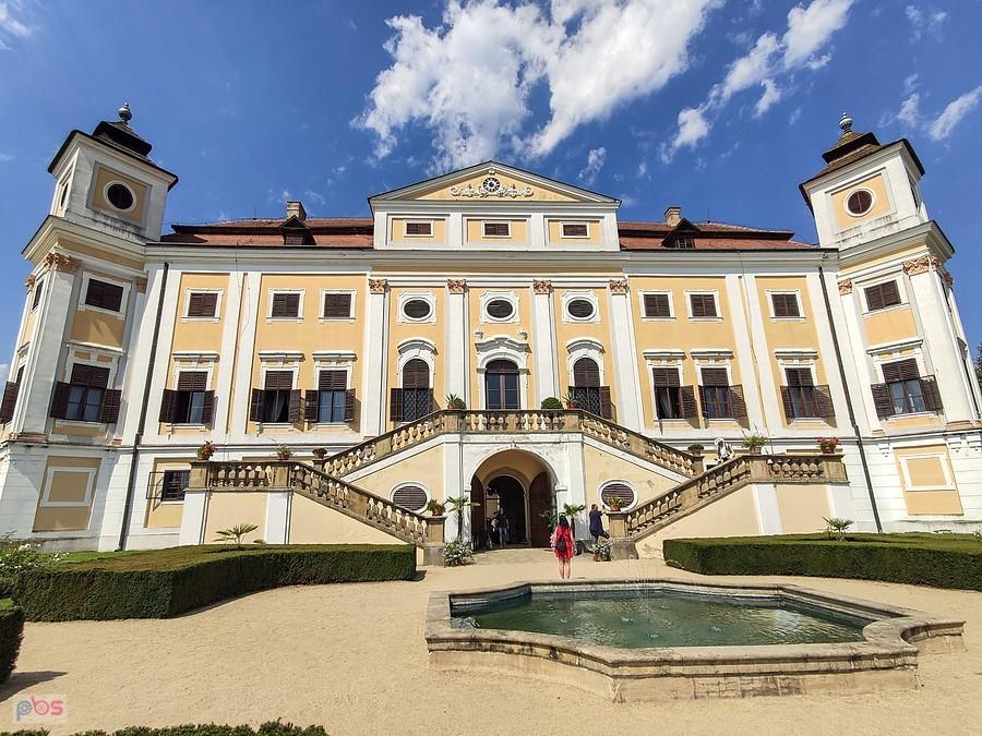 Fasada ogrodowa zamku w Miloticach