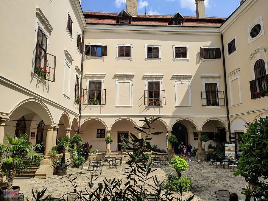 Milotice - dziedziniec zamkowy