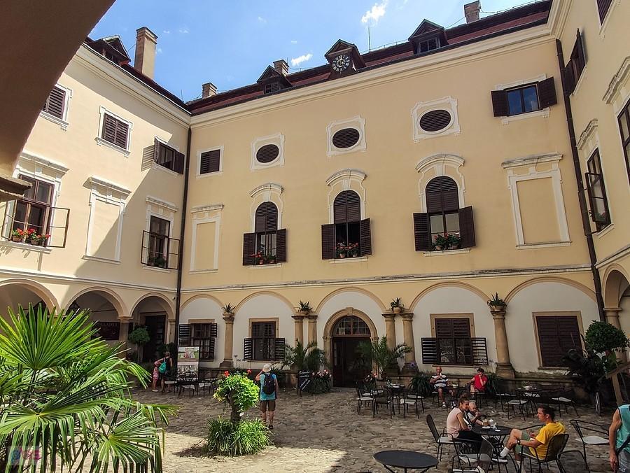 Na dziedzińcu zamku Milotice jest kilka kawiarenek
