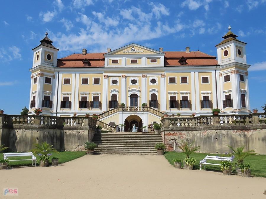 Widok na zamek od strony ogrodu