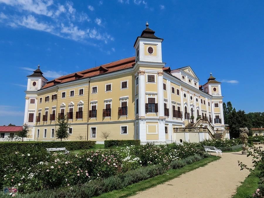 Zamek w Miloticach tworzy regularny czworobok