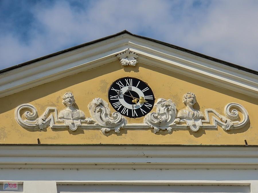 Zegar w tympanonie elewacji ogrodowej