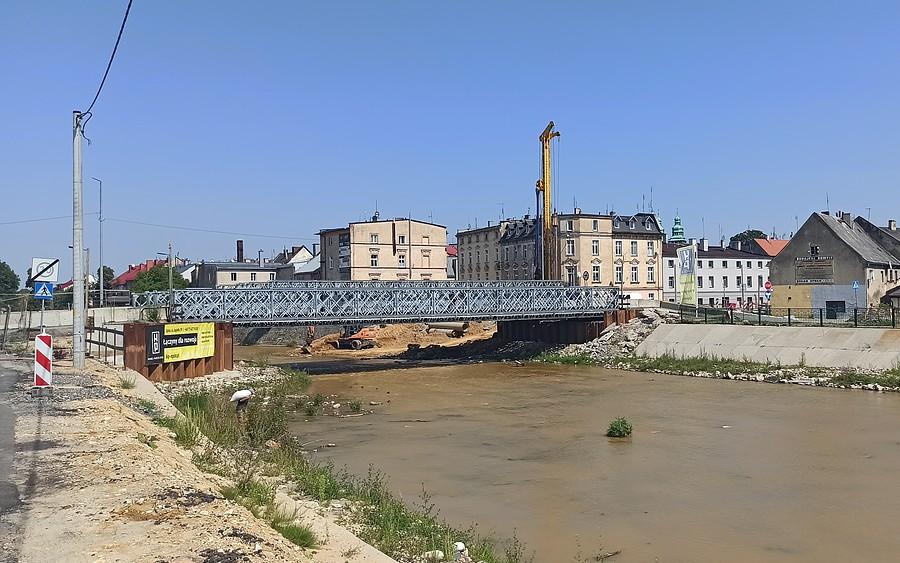 Most tymczasowy w Głuchołazach. Woda brudna bo koparki umacniają brzegi