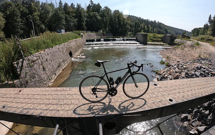 Końcówka zdrojowej części Głuchołaz. Rower stoi na wojskowej przeprawie