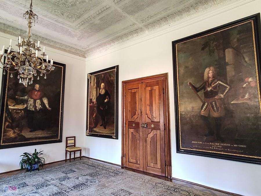 Milotice - salon z portretami przodków rodu Serényi