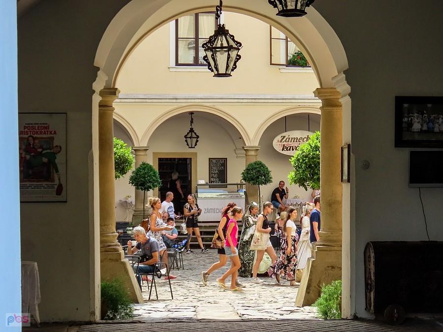 Milotice - dziedziniec zamkowy