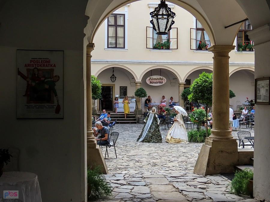 Milotice - wypożyczenie stroju z epoki kosztuje 380 KC