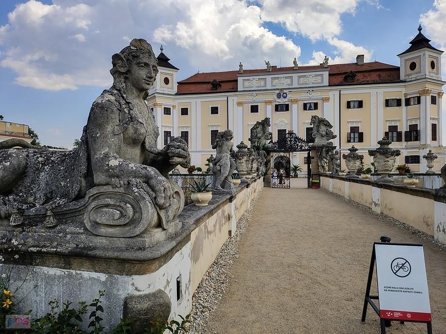 Milotice - rzeźby na moście prowadzącym do zamku